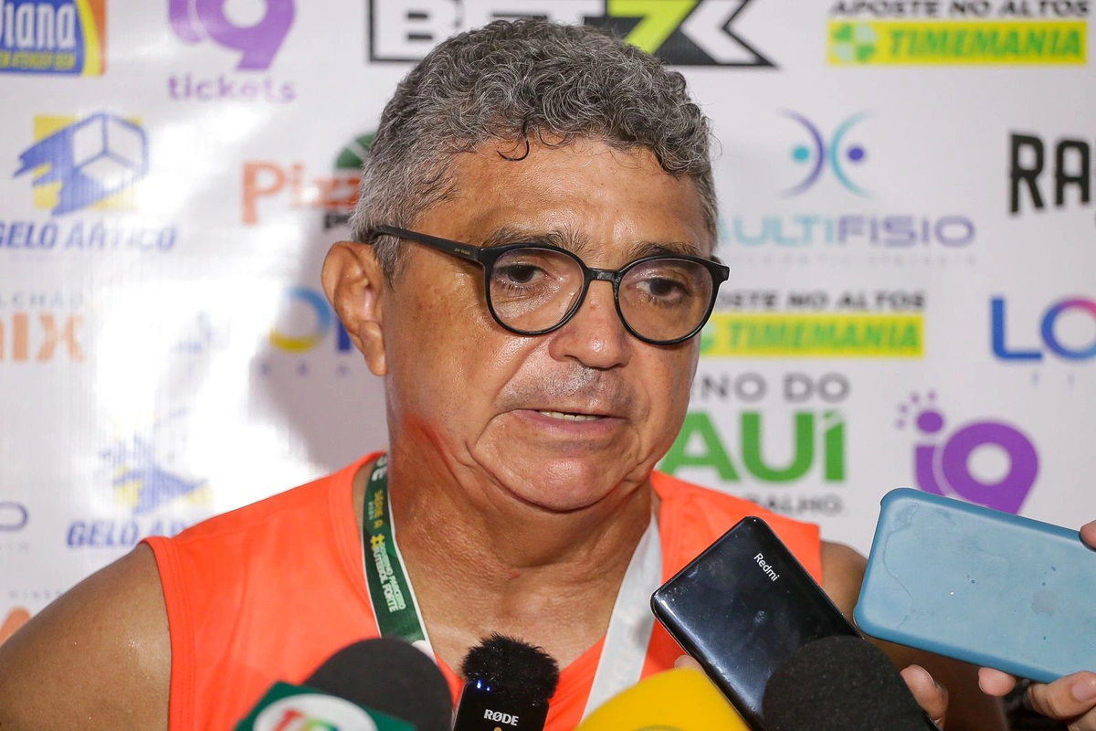 Flávio Araújo, técnico do Altos