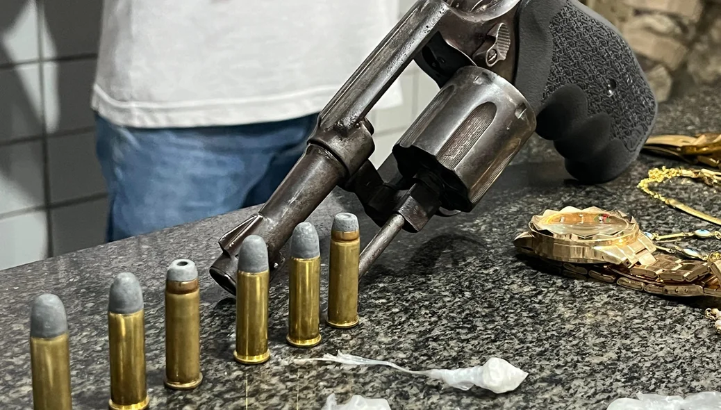 Foram apreendidas munições, drogas, dinheiro, armas e joias