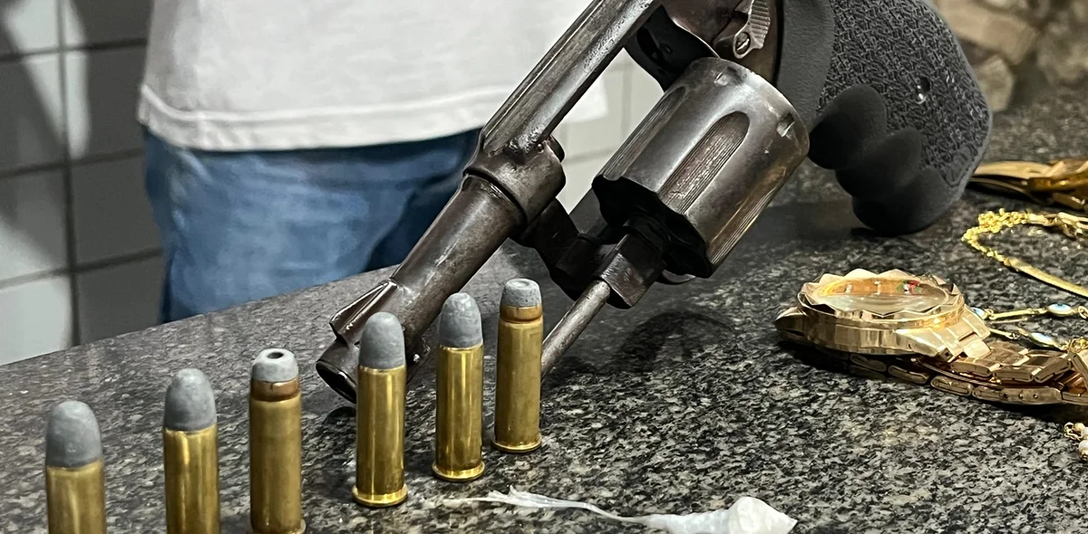 Foram apreendidas munições, drogas, dinheiro, armas e joias