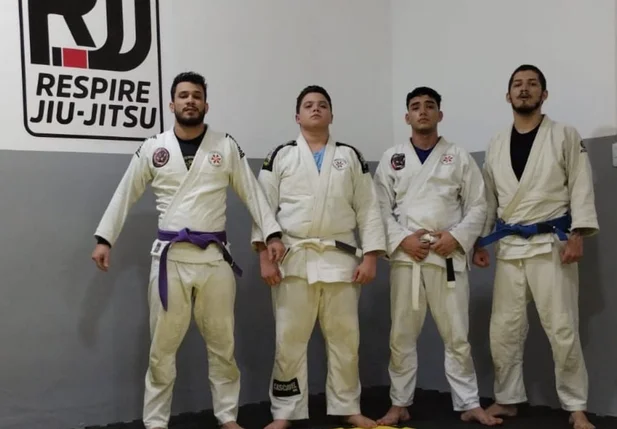 George Filho (terceiro da esquerda pra direita) é praticamente e apaixonado pelo Jiu-Jitsu