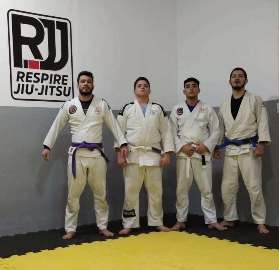 George Filho (terceiro da esquerda pra direita) é praticamente e apaixonado pelo Jiu-Jitsu