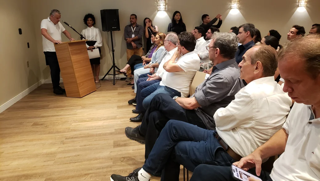 Governador e sua comitiva no evento de inauguração do Hotel Serra da Capivara
