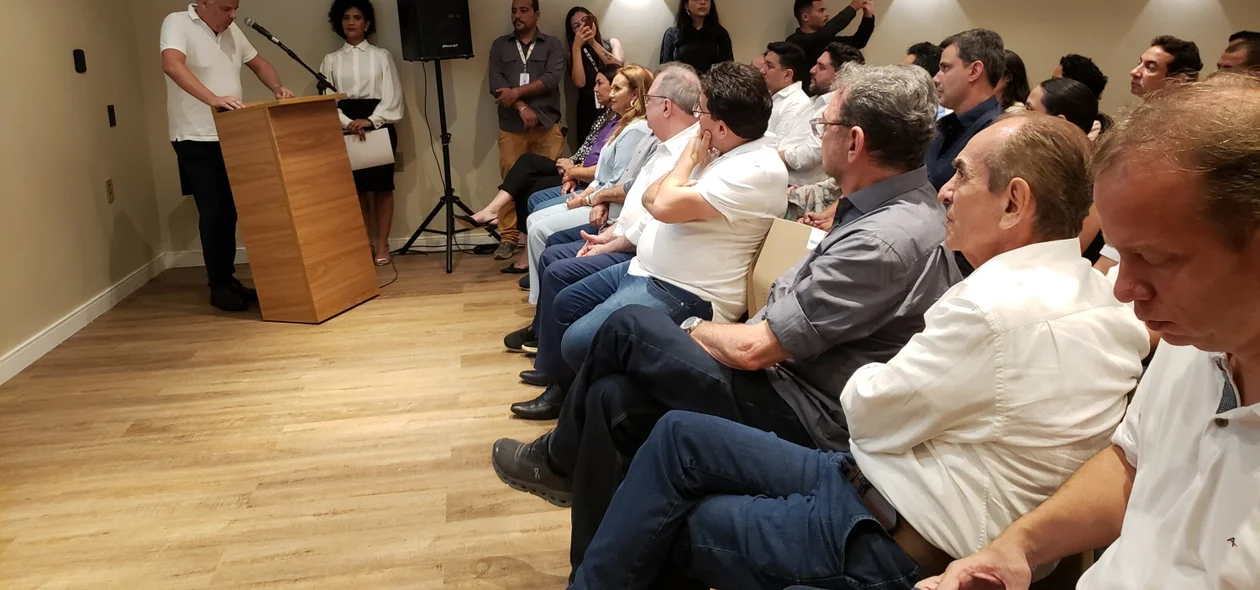 Governador e sua comitiva no evento de inauguração do Hotel Serra da Capivara