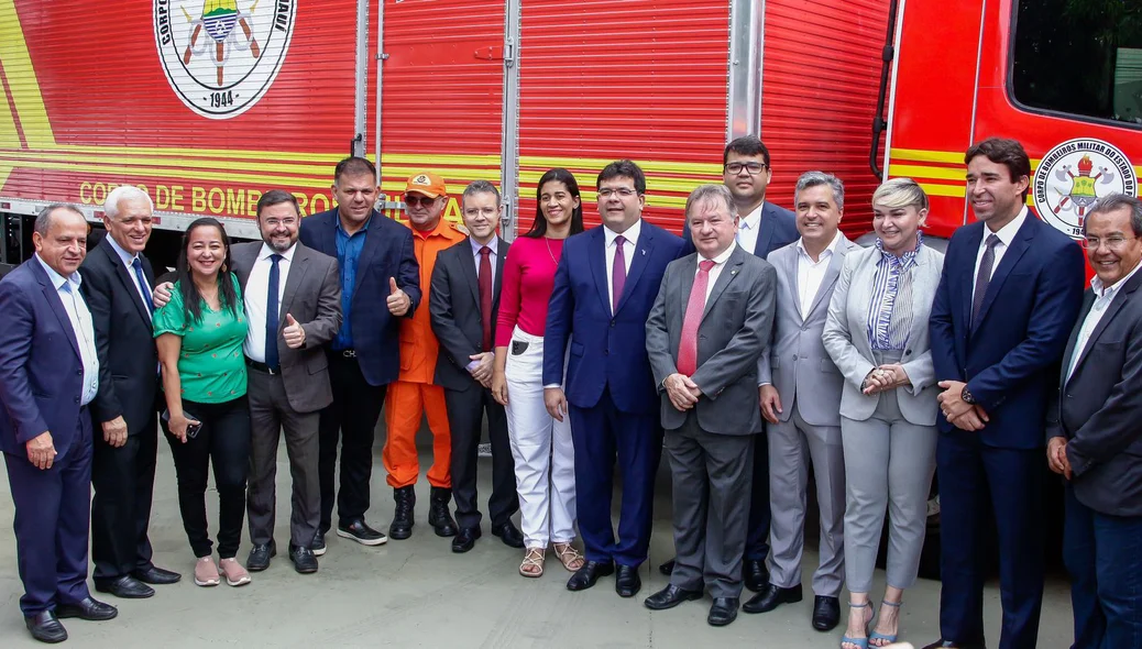 Governador entrega R$8 milhões em equipamentos aos bombeiros