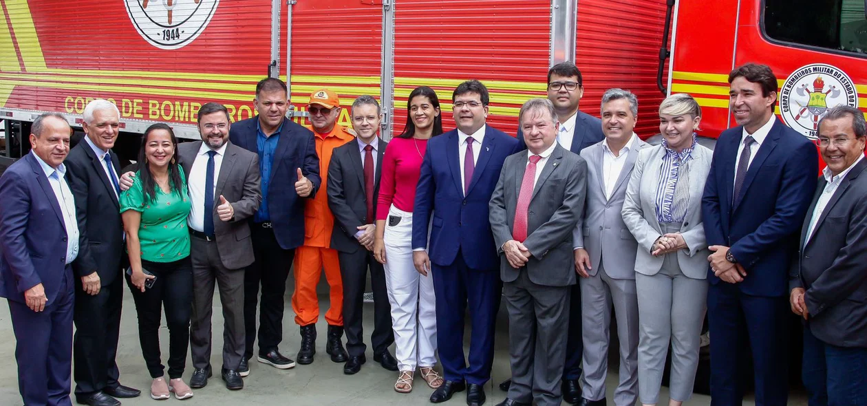 Governador entrega R$8 milhões em equipamentos aos bombeiros