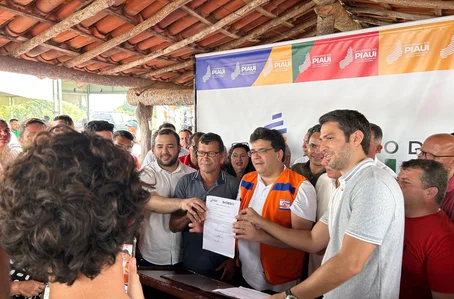 Governador Rafael Fonteles entregando benefício para produtores
