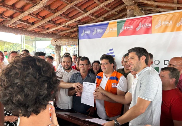Governador Rafael Fonteles entregando benefício para produtores