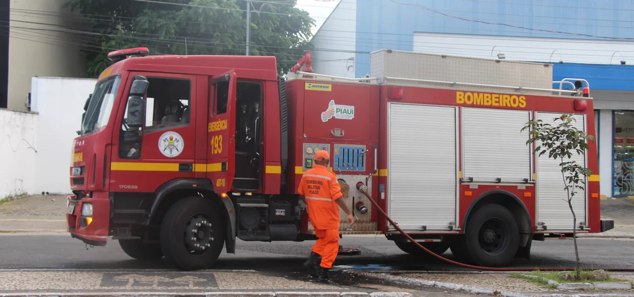 Guarnição do corpo de bombeiros apagando fogo de carro que pegou fogo em Teresina