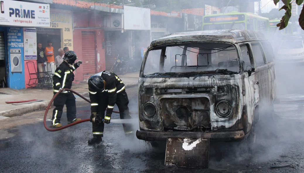 Guarnição do corpo de bombeiros apagando fogo de carro que pegou fogo em Teresina