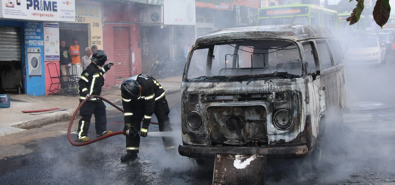 Guarnição do corpo de bombeiros apagando fogo de carro que pegou fogo em Teresina