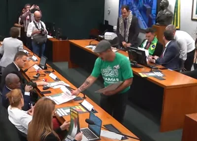 Homem usa blusa do Hamas em evento na Câmara dos Deputados