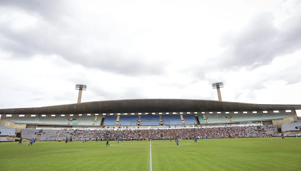 Imagens do Gigante da Redenção, estádio Albertão