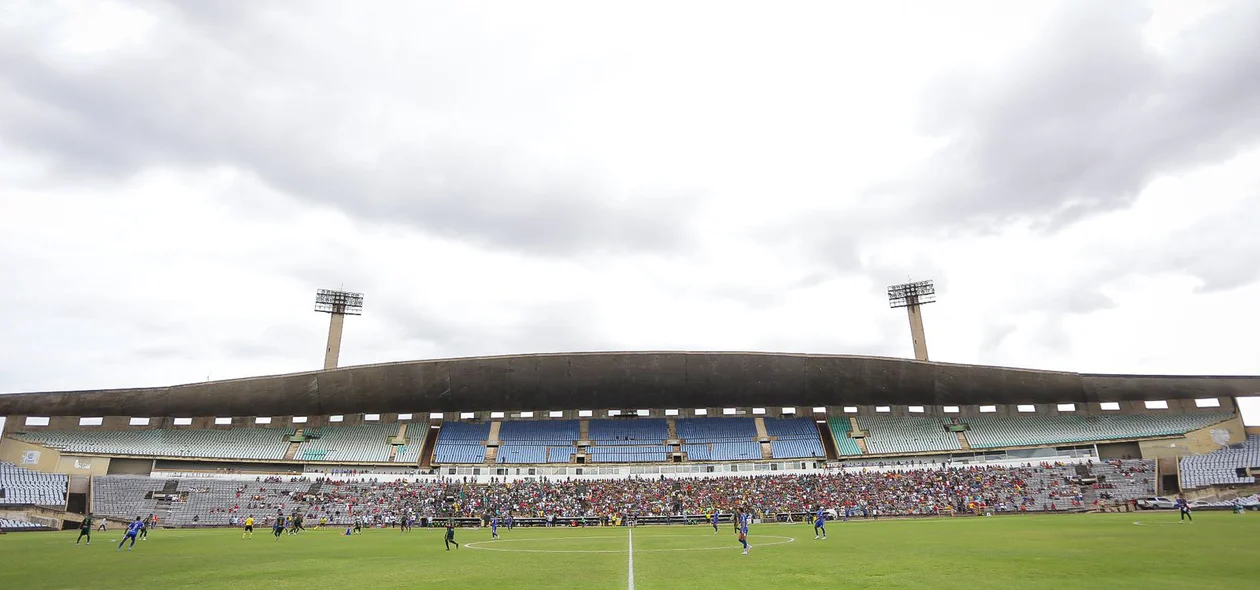 Imagens do Gigante da Redenção, estádio Albertão