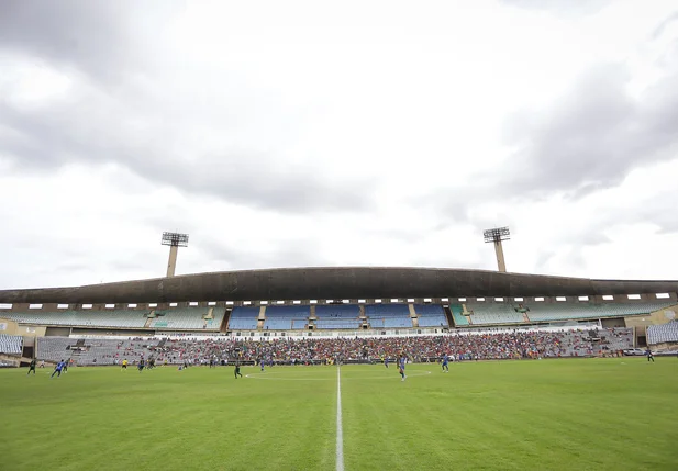 Imagens do Gigante da Redenção, estádio Albertão