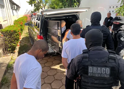Internos do CEM sendo conduzidos pelo DRACO