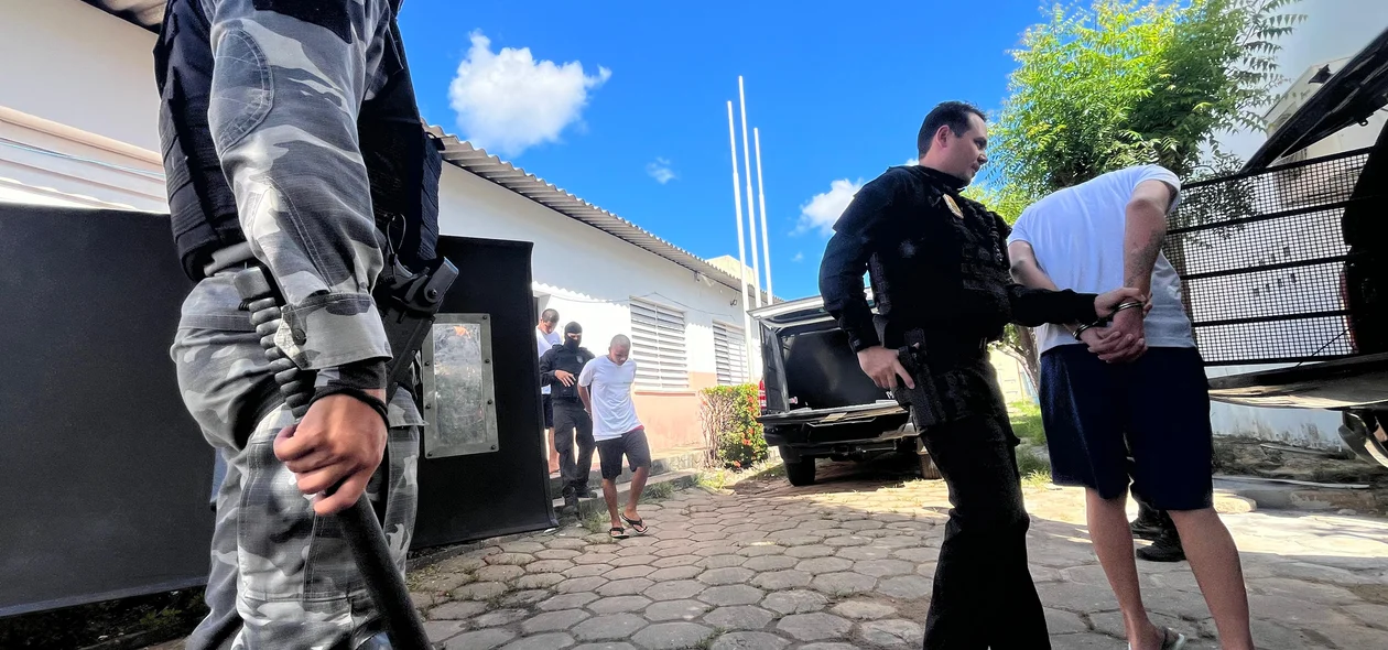 Internos sendo conduzidos pelos policiais do DRACO