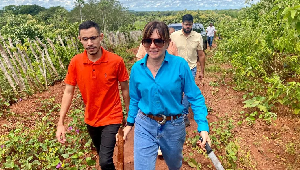 Ivanária Sampaio visita ao local onde funcionará a ETE de Esperantina