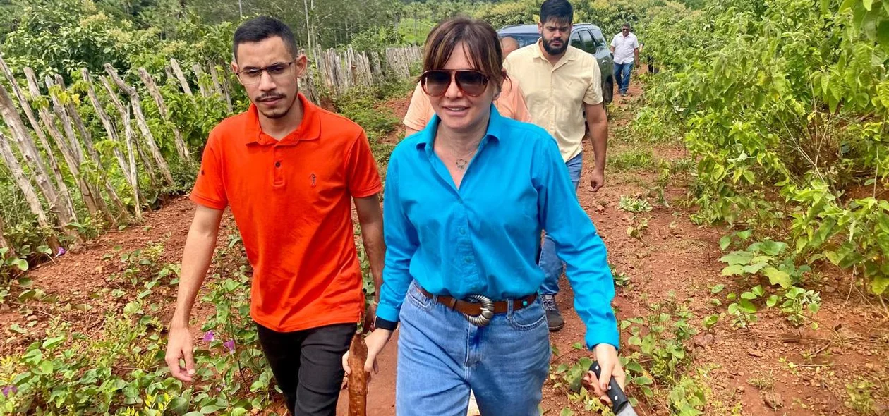 Ivanária Sampaio visita ao local onde funcionará a ETE de Esperantina