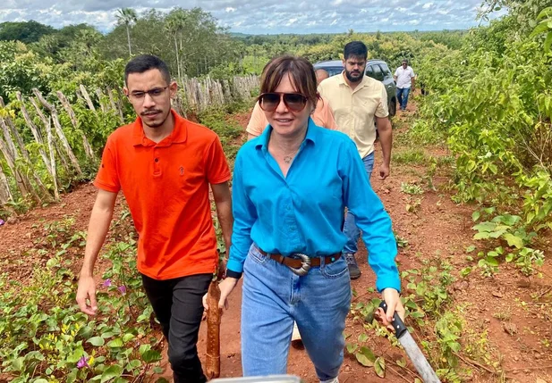 Ivanária Sampaio visita ao local onde funcionará a ETE de Esperantina