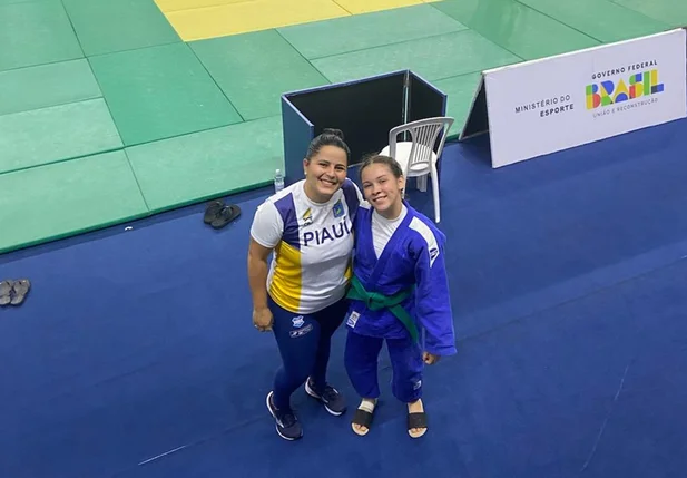 Jeissiara Vidal e sua treinadora