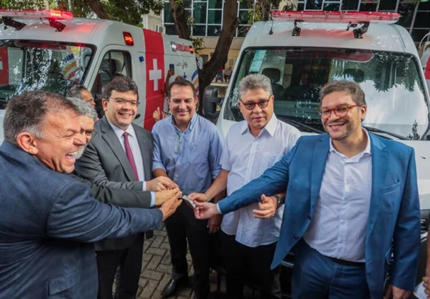 João Mádison comemora entrega de ambulâncias para cidade de Corrente