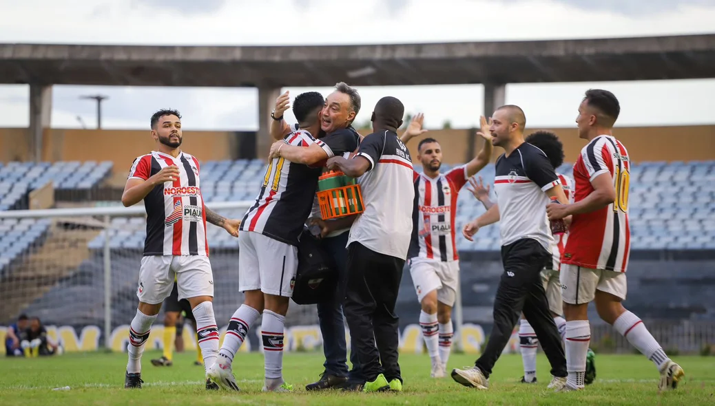 Jogadores do River abraçam técnico Roberto Fonseca