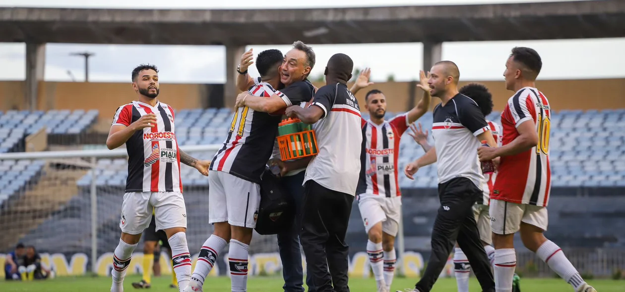Jogadores do River abraçam técnico Roberto Fonseca