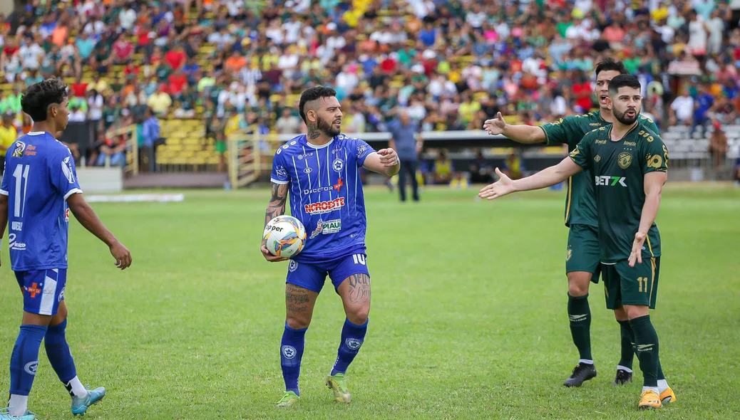 Jogadores batem boca em campo