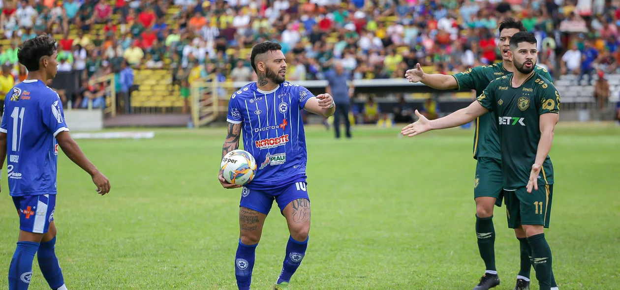 Jogadores batem boca em campo