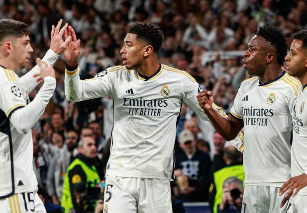 Jogadores de Real Madrid comemoram gol de empate de Valverde