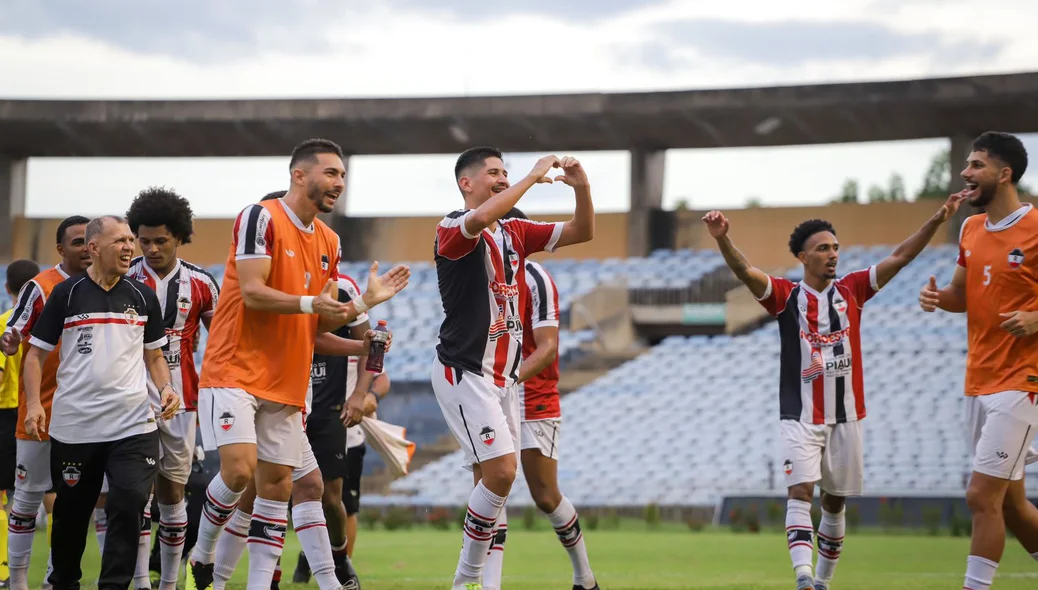 Jogadores do comemoram gol diante do Águia de Marabá