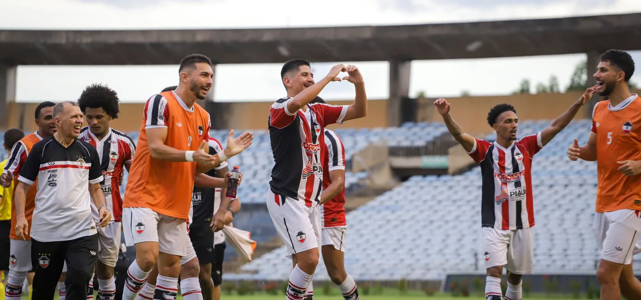 Jogadores do comemoram gol diante do Águia de Marabá