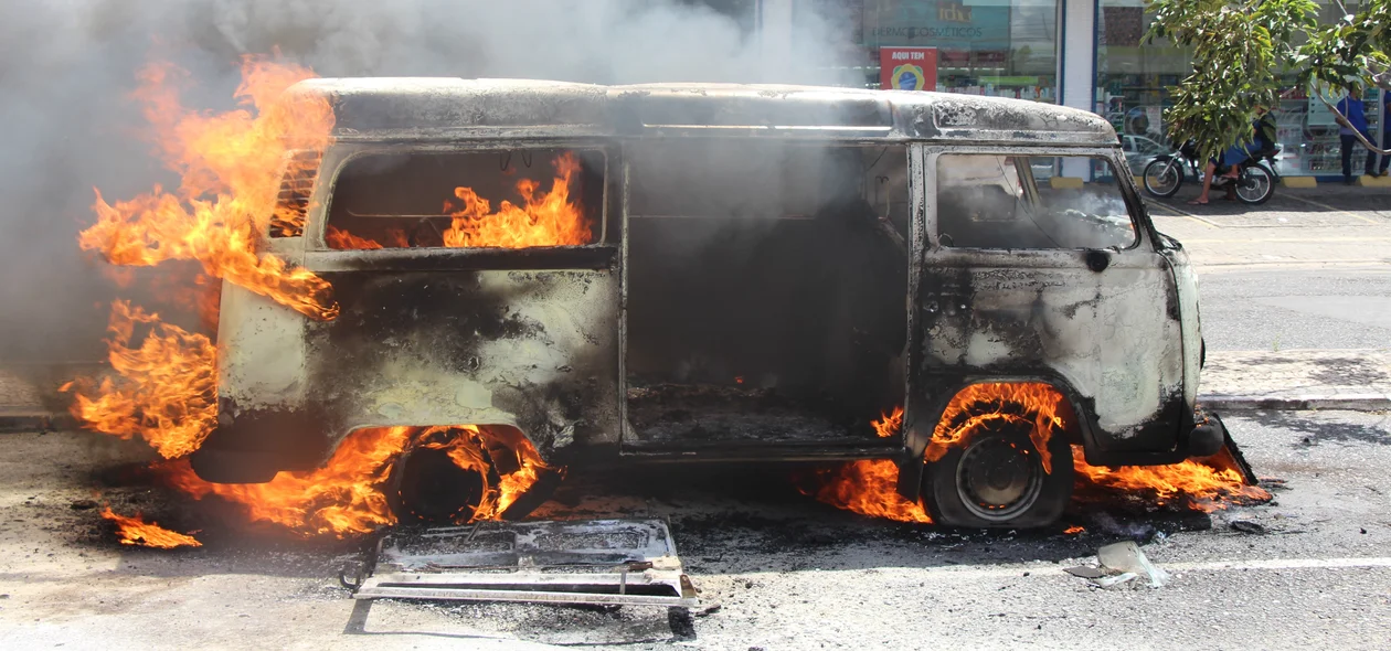 Kombi pega fogo e fica destruída em Teresina