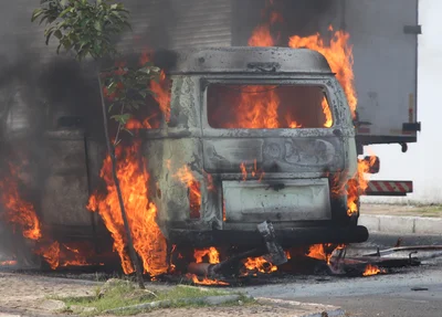 Kombi ficou completamente destruída na zona leste de Teresina