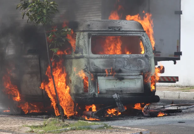 Kombi ficou completamente destruída na zona leste de Teresina
