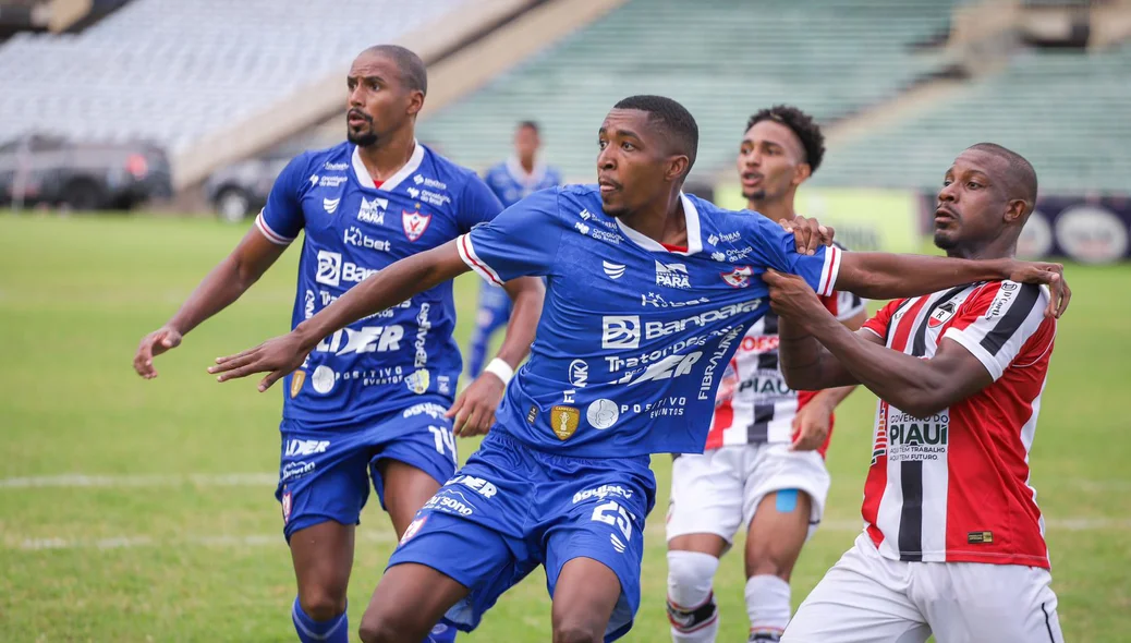 Lance entre Água e River
