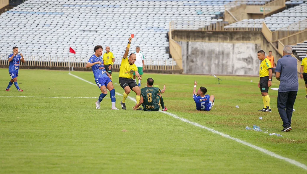 Lance polêmico terminou com a expulsão do Marcelinho, do Altos