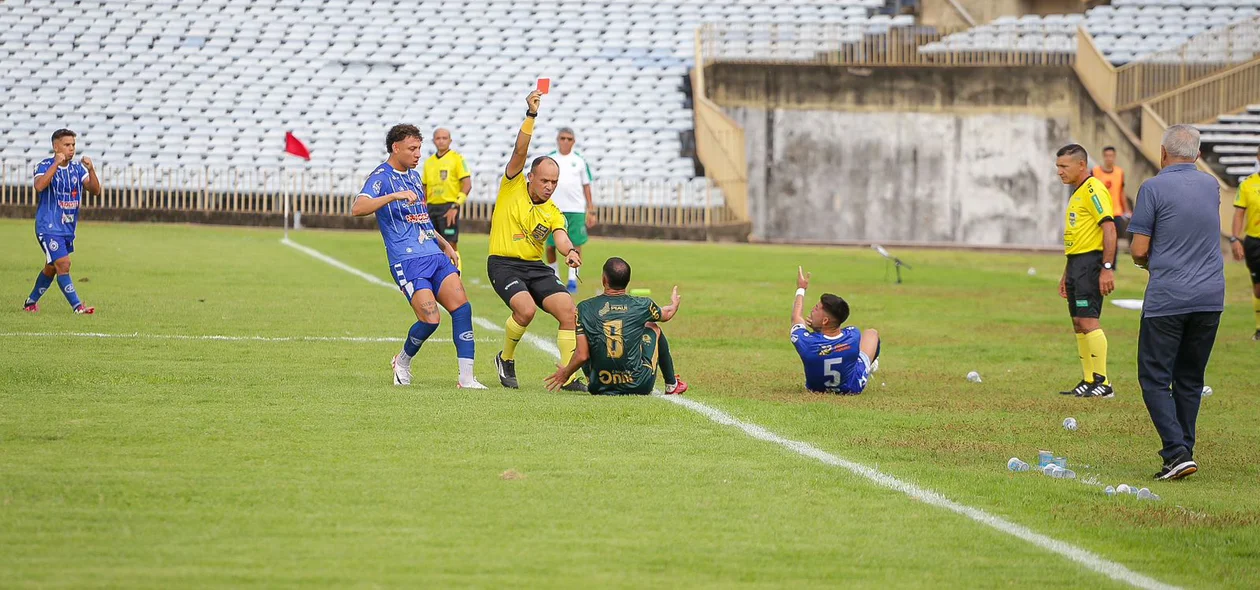 Lance polêmico terminou com a expulsão do Marcelinho, do Altos