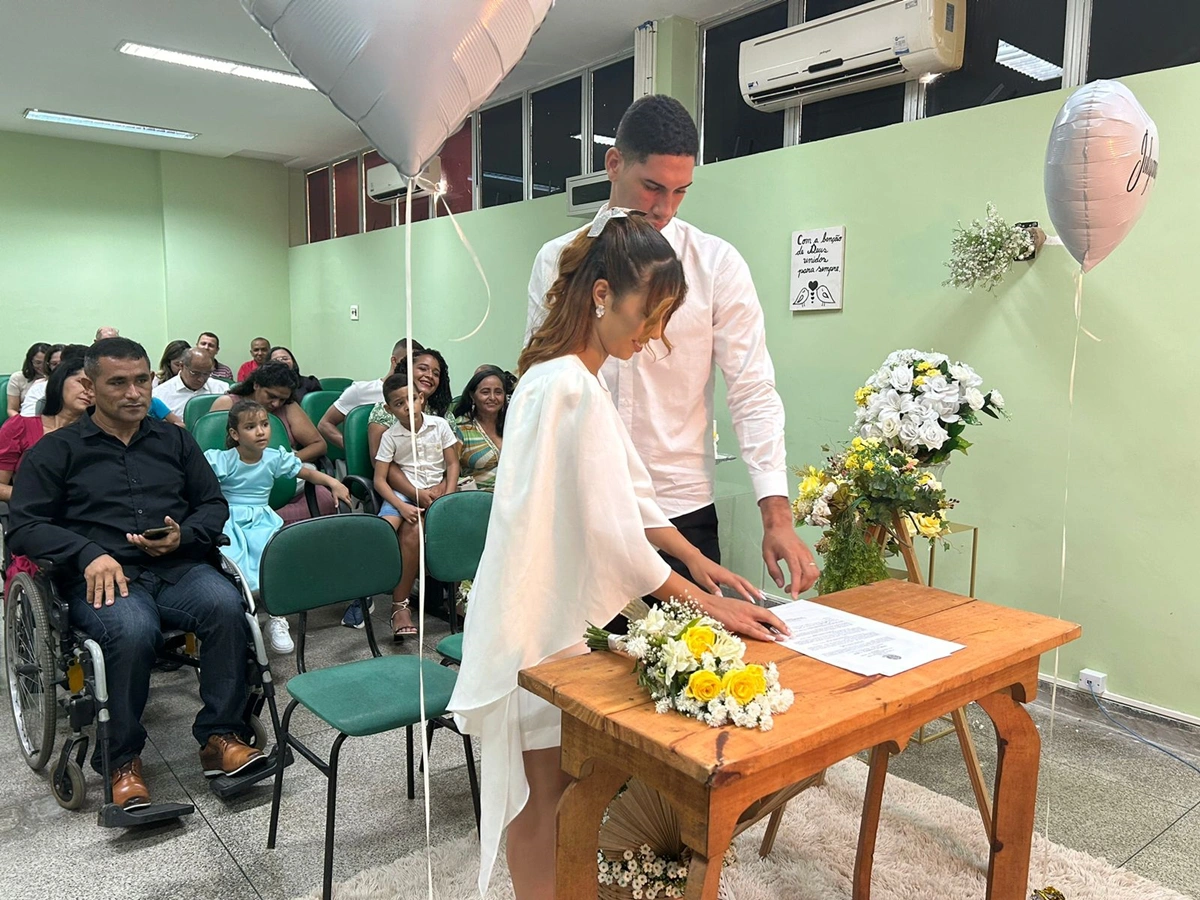 Lara Beatriz e Elias Gustavo casaram no HUT