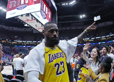 LeBron leva Lakers a mais um playoffs