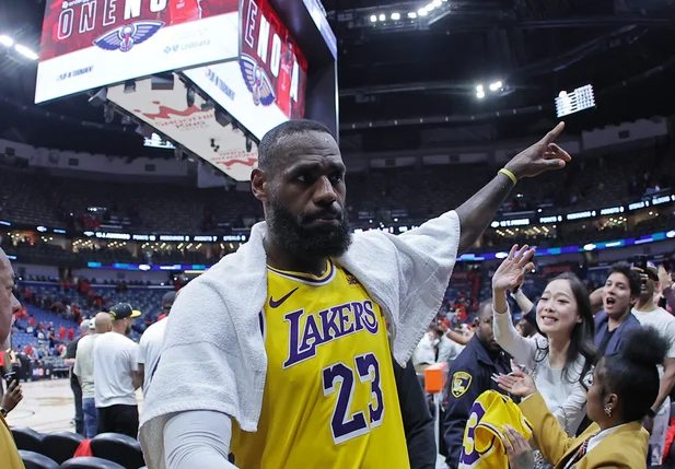 LeBron leva Lakers a mais um playoffs