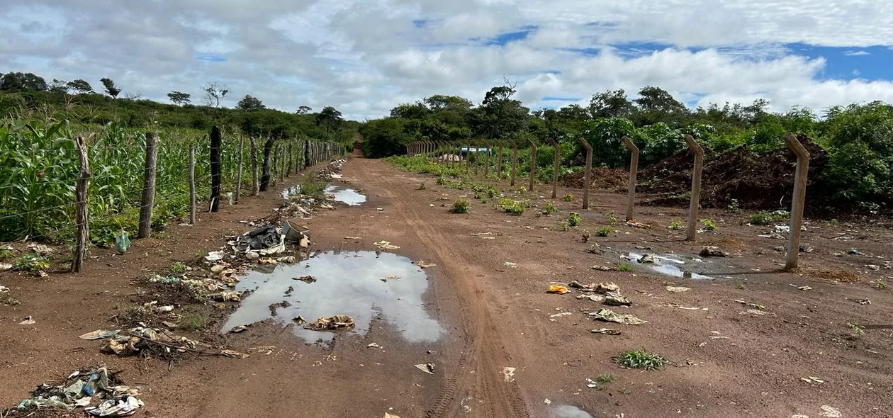 Lixão a céu aberto onde são despejados resíduos sólidos