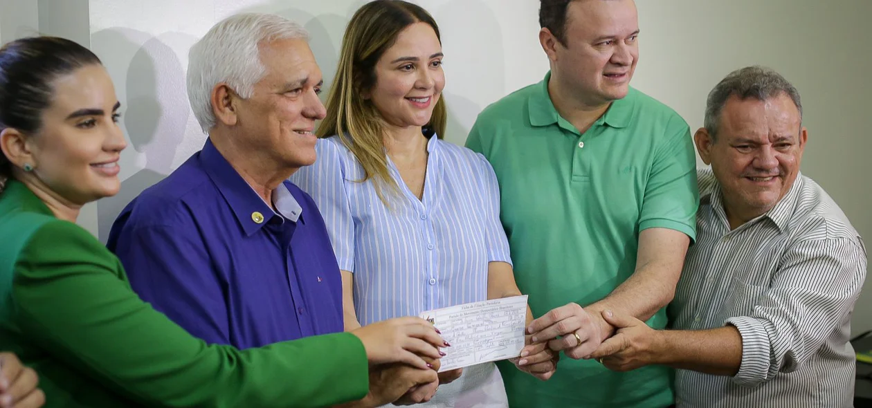 Lucy Soares assina ficha de filiação ao MDB