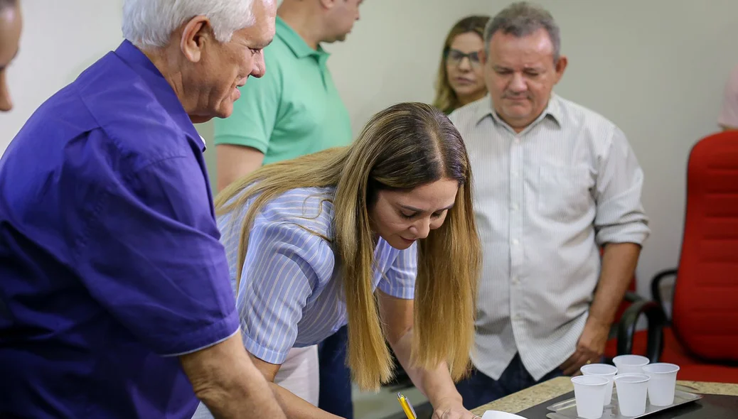 Lucy Soares assina ficha de filiação