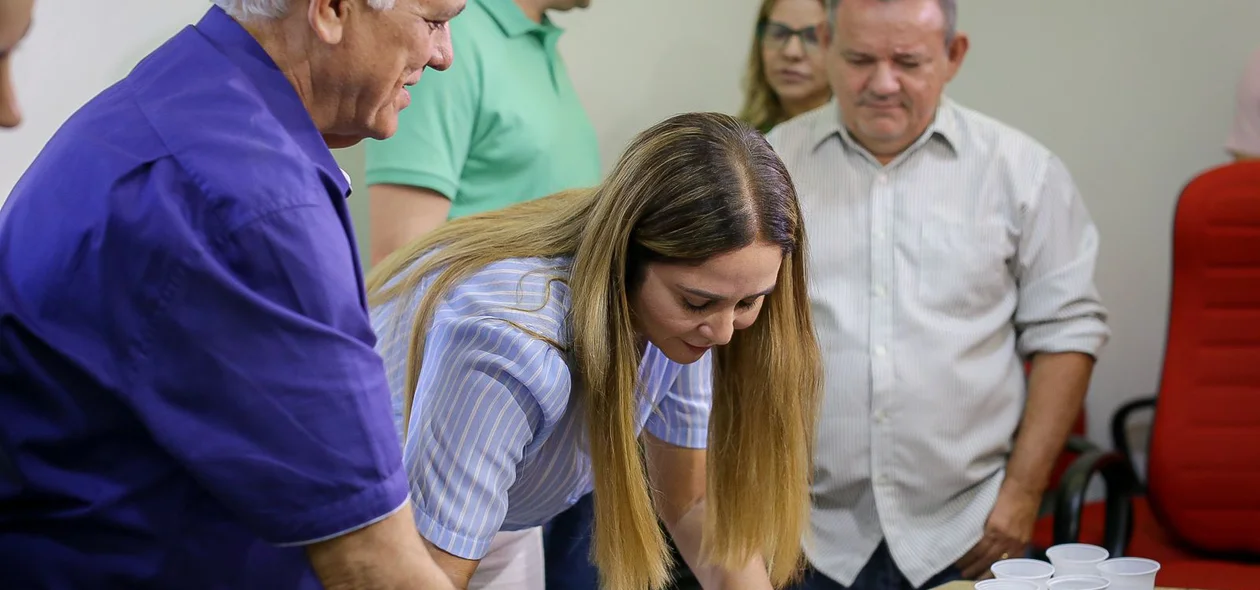 Lucy Soares assina ficha de filiação