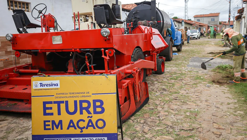 Máquinas nas ruas da zona leste