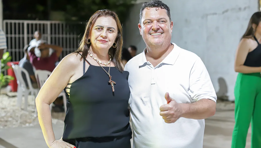 Marquinho Maia  ao lado de amiga