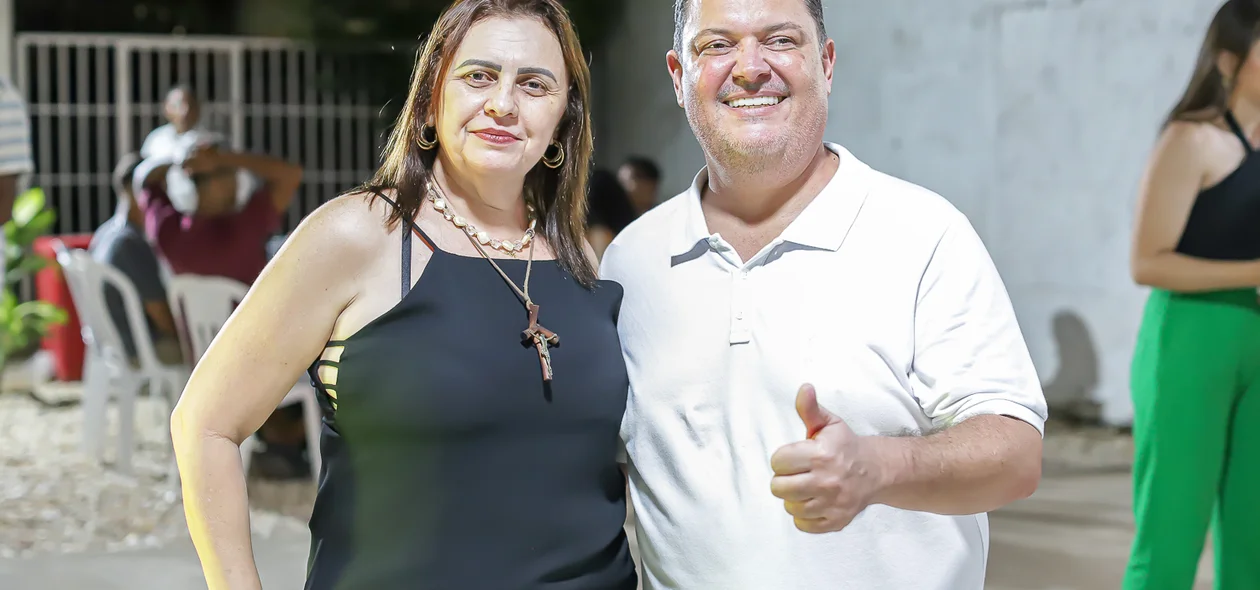 Marquinho Maia  ao lado de amiga