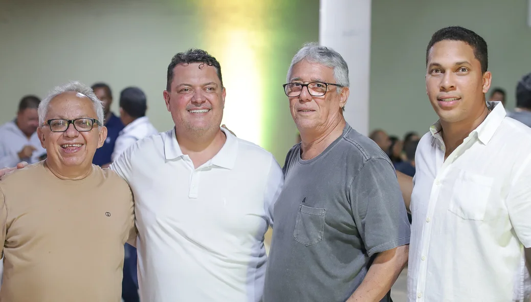 Marquinho Maia ao lado de amigos
