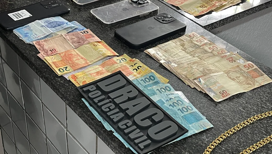 Material apreendido demonstra vida luxuosa de líder de facção